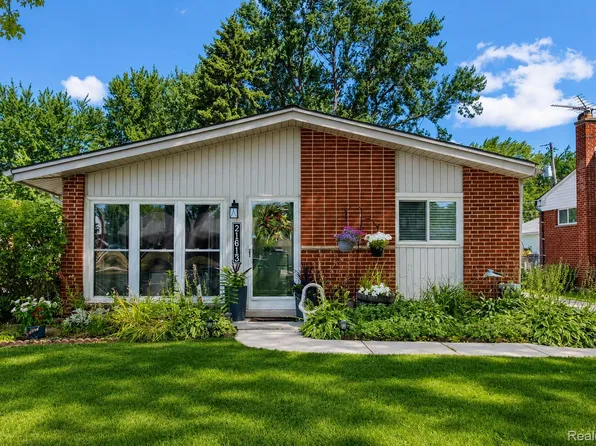 21613 Parkway St, Saint Clair Shores, MI 48082