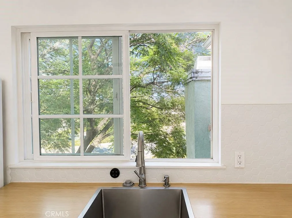 2 bed, 1000 sqft, $2,600 — Photo 3