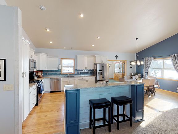 4th image of 1405 Pioneer Dr
