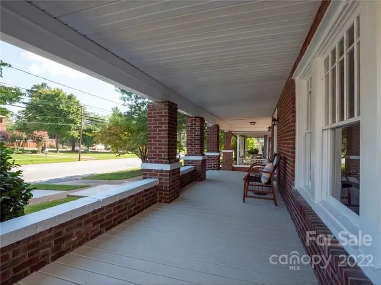 1218 N Main St — Photo 4