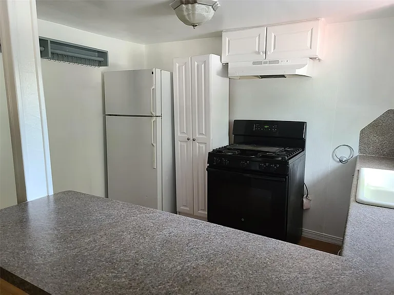 410 N Avenue D — Photo 8