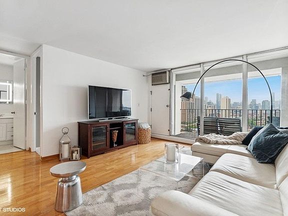 4th image of 1960 N Lincoln Park West Ave #1808