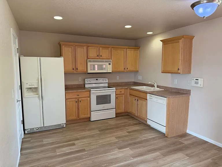 392 Montgomery Dr — Photo 8