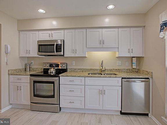 Kitchen (Upgraded 2017)
