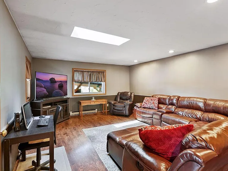 251 Stanley St E — Photo 20