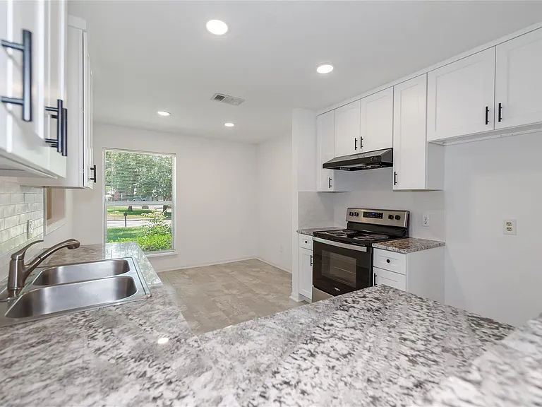 1 Ollerton Dr — Photo 7