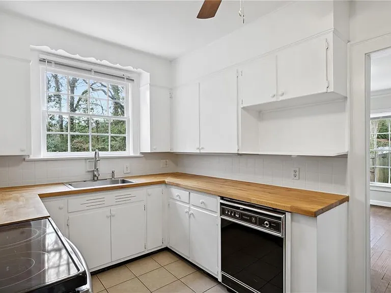 2878 N Hills Dr NE — Photo 15