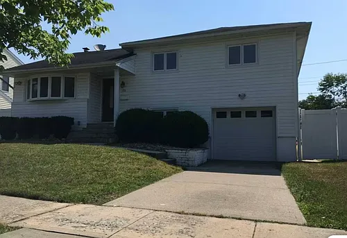 51 Syosset Cir Photo 1