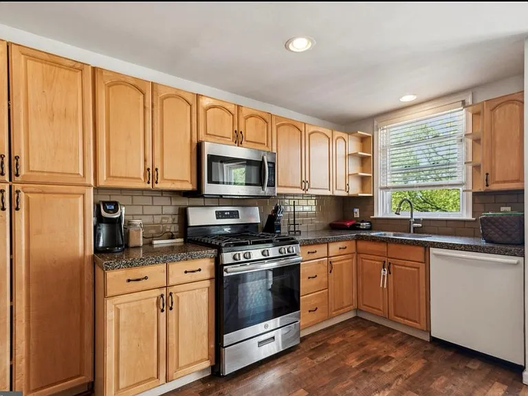 966 Argyle Rd — Photo 1