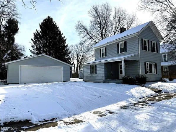 131 8th St SW, New Philadelphia, OH 44663