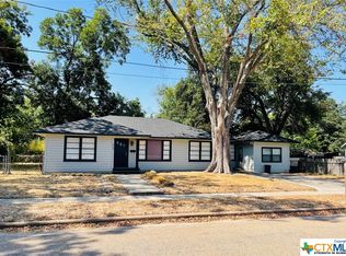505 E 10th St, Cameron, TX 76520