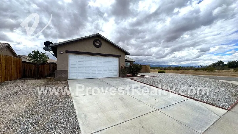 4 bed, 2.0 bath, 1564 sqft, $2,100 — Photo 2