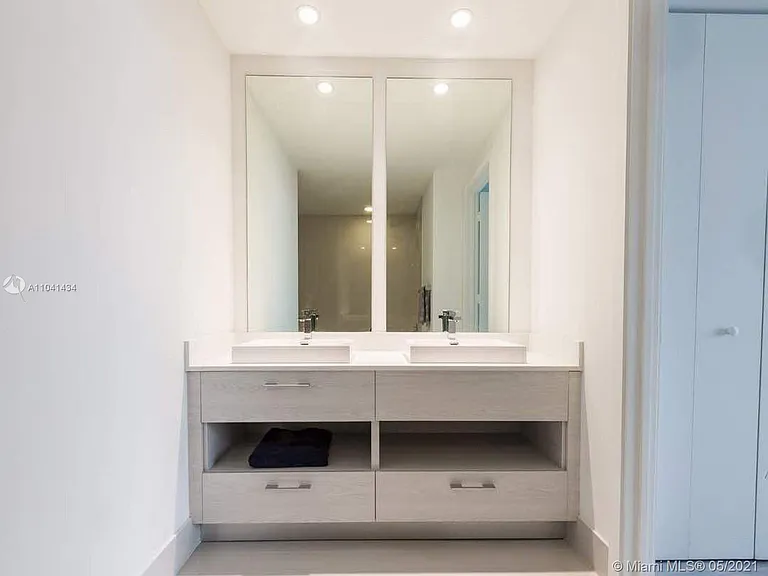 45 SW 9th St #3309 — Photo 15