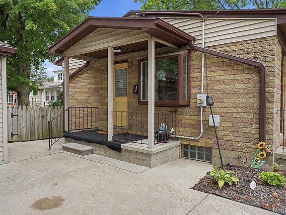 3rd image of 5683 Buckingham Rd