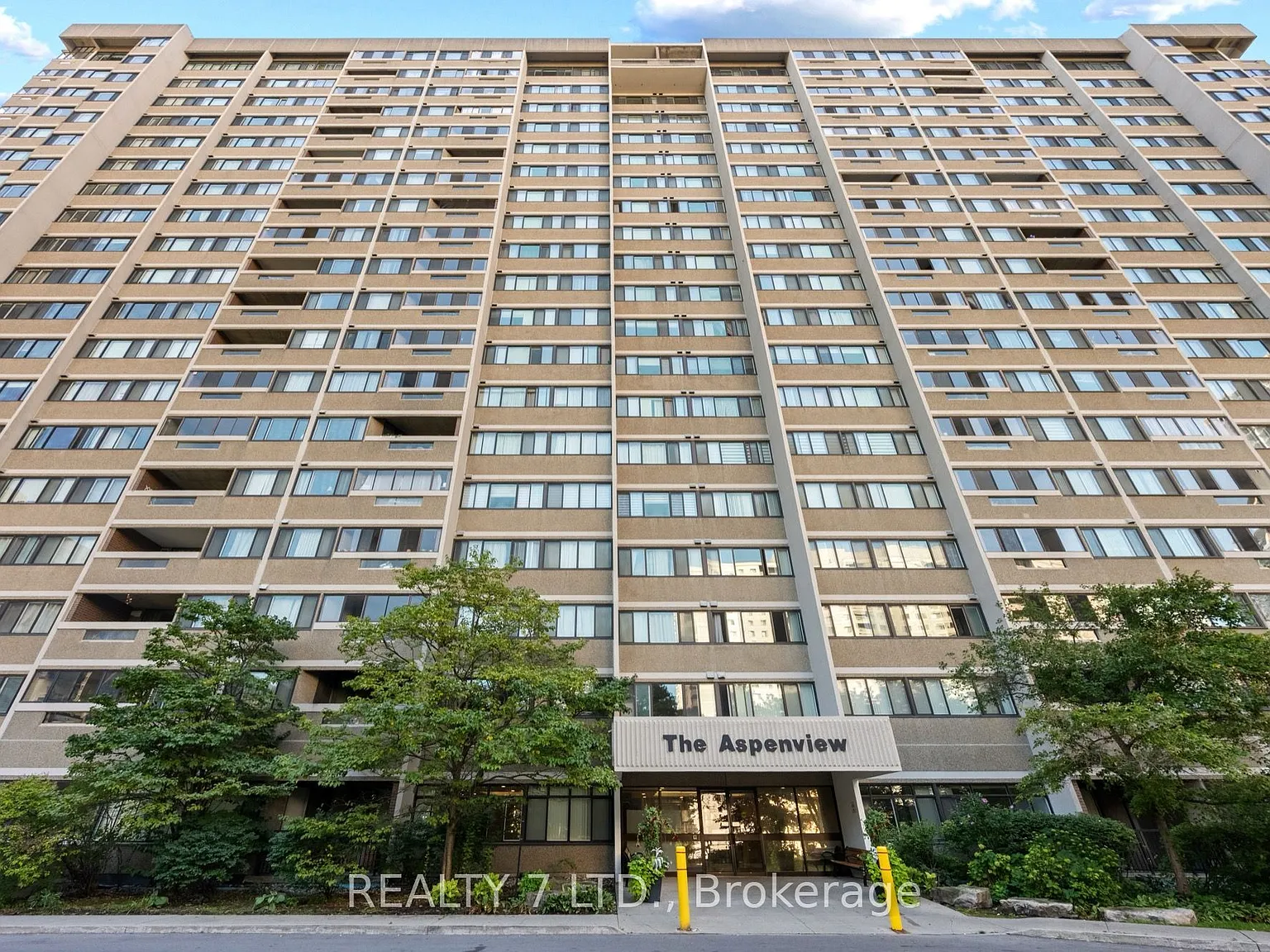 50 Elm Dr E — Photo 1