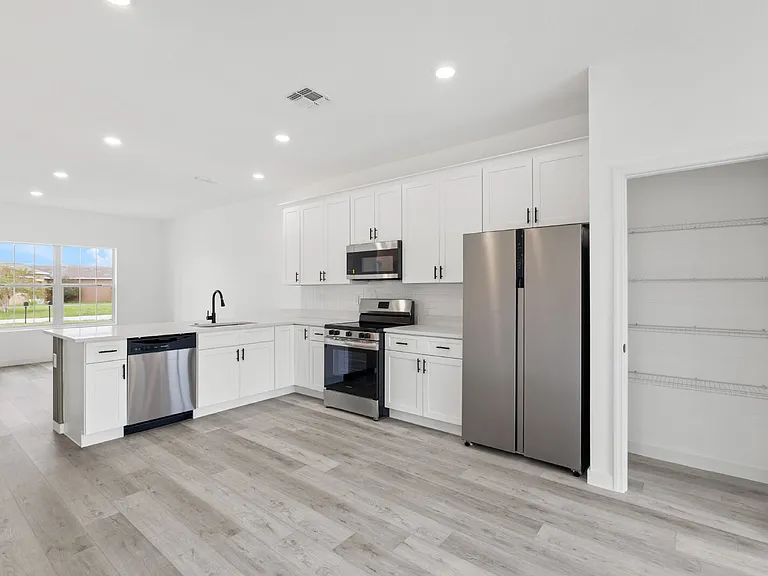 716 Desmoines Dr — Photo 18