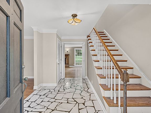5th image of 1011 Stuart Ln