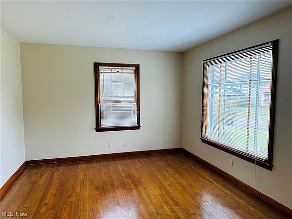 5th image of 901 Oak Knoll Ave SE