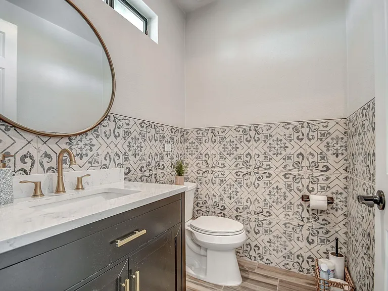 3216 E Sunnyside Ln — Photo 24