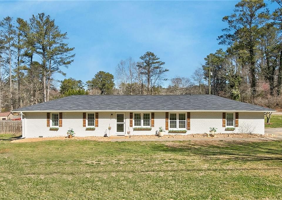 1st image of 705 Pinewood Dr NW
