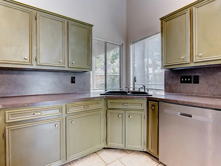 1906 Woodhue Dr — Photo 12