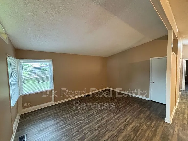702 Arthur St — Photo 5