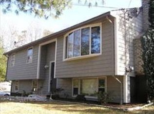 8 Sugarbush Ln, Plymouth, MA 02360