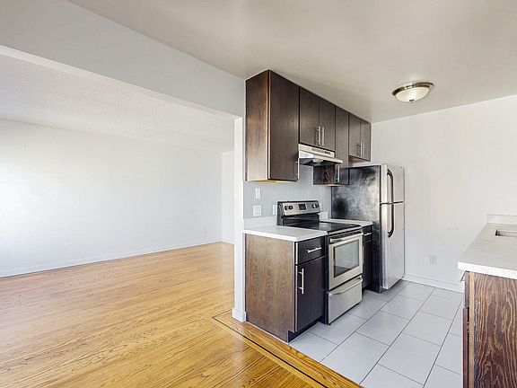 3rd image of 1085 S Van Ness Ave #206