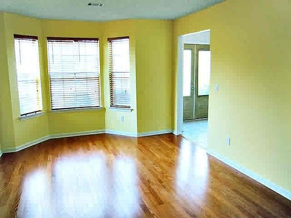 Formal LR w/ bay window