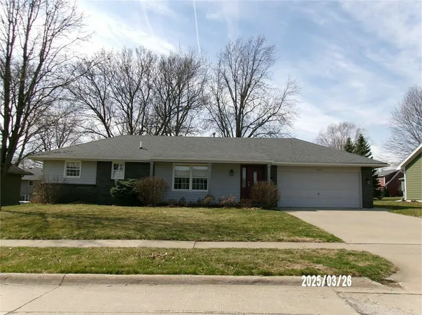 1557 W 3rd St, Pella, IA 50219