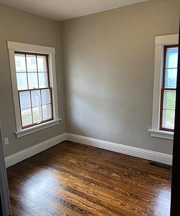 3rd image of 903 W 7th St