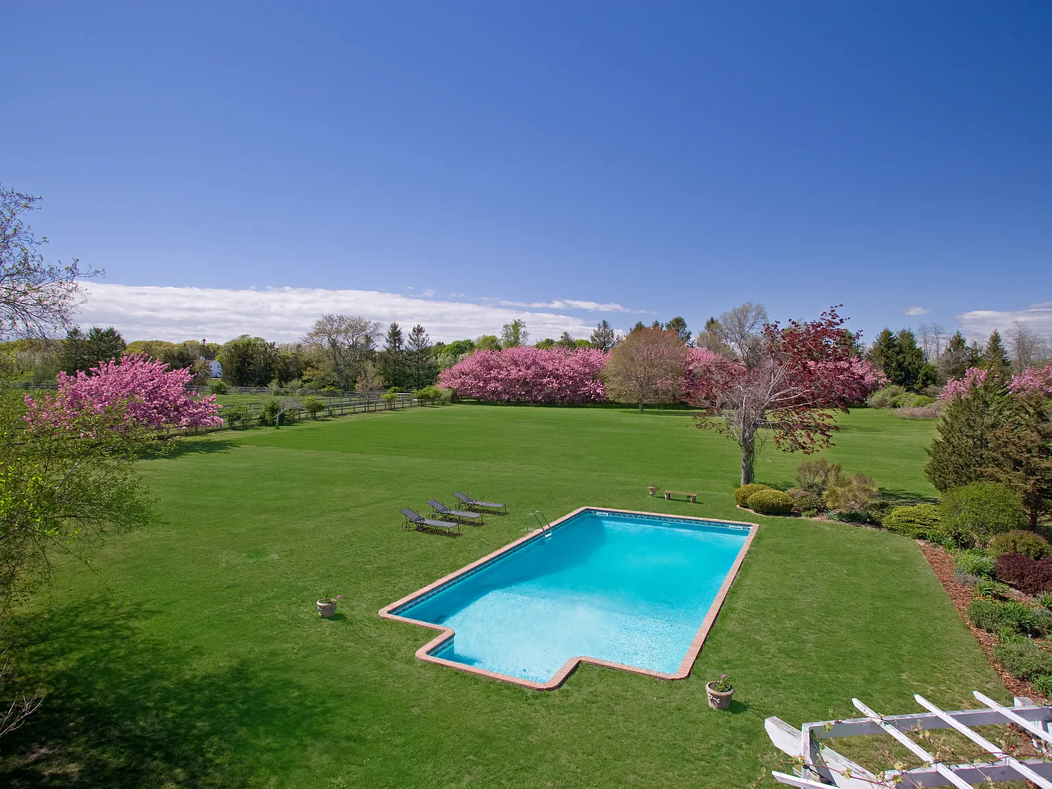 Big Open Sky and Privacy in Beautiful Southampton Horse Country — Photo 1