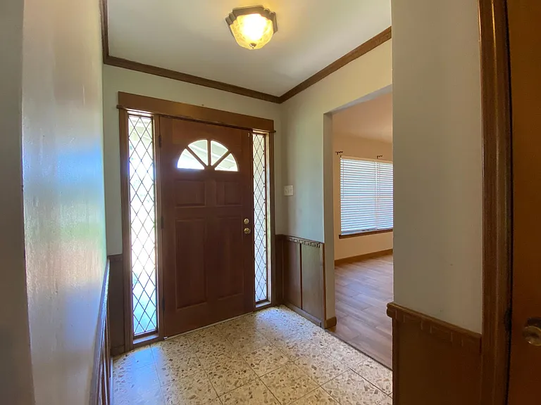 536 W Yoakum Ave — Photo 3