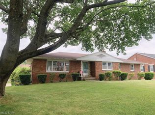 440 W Maple St, Hartville, OH 44632
