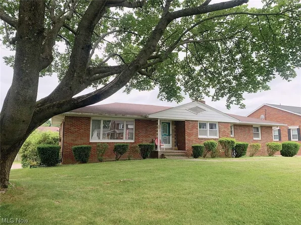 440 W Maple St, Hartville, OH 44632