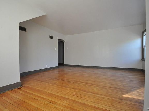 5th image of 4572 Clark St