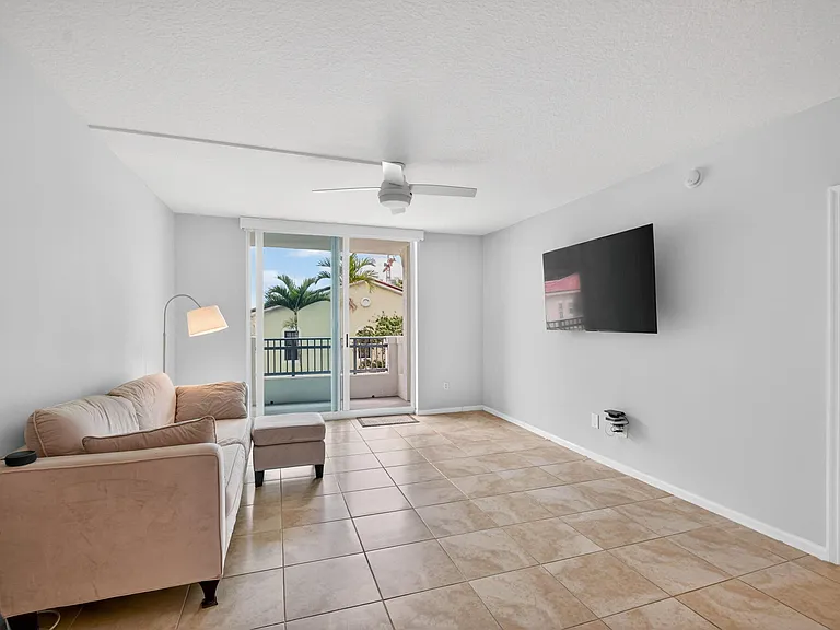 403 S Sapodilla Ave #307 — Photo 11