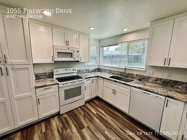 1055 Pinewood Dr — Photo 5