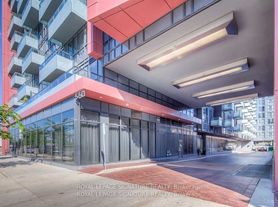 560 Front St W