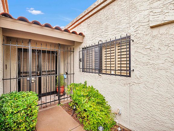 4th image of 8076 E Del Laton Dr
