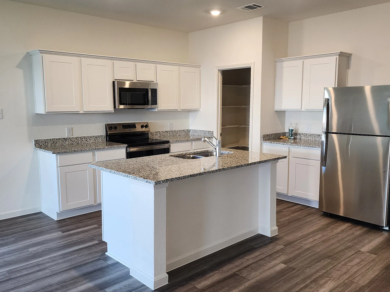 5 bed, 2223 sqft, $2,650 — Photo 2