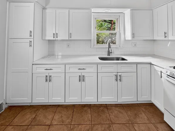 985 Schopmann Dr, Secaucus, NJ 07094