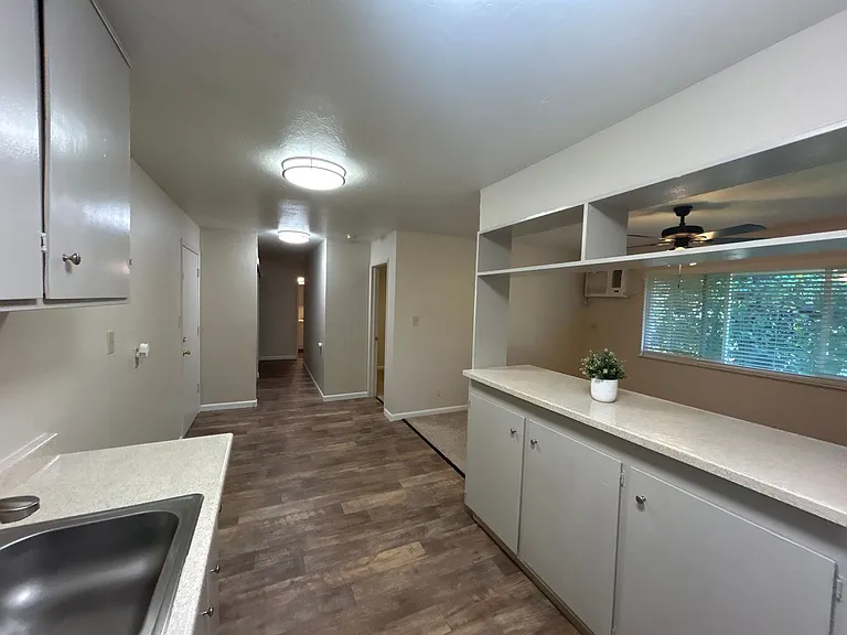 2941 Marconi — Photo 22