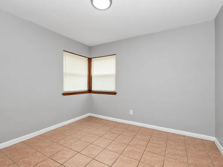 2320 W Garfield Blvd — Photo 17