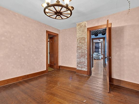 20th image of 310 Snow St