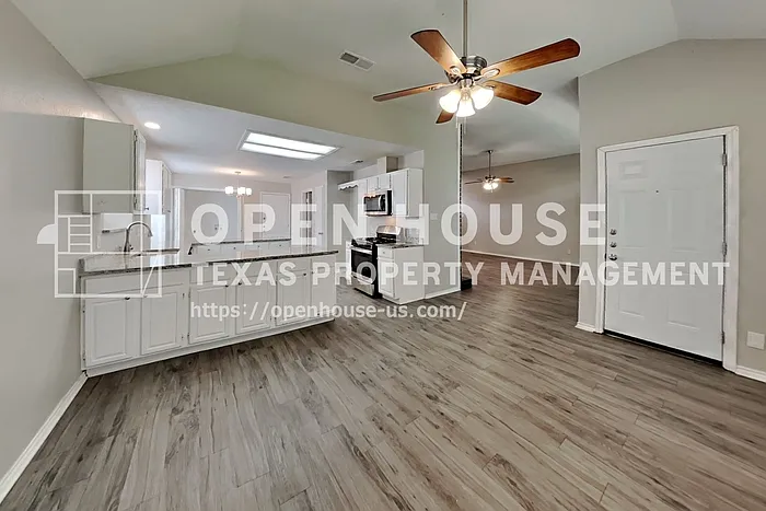 546 Newberry St — Photo 5