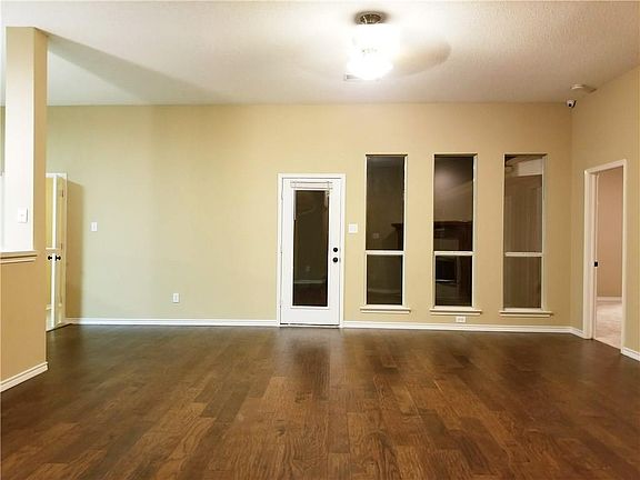 4th image of 421 Parkshire Dr