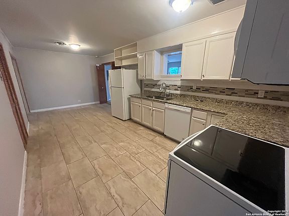 5th image of 810 W CRESTLINE DR