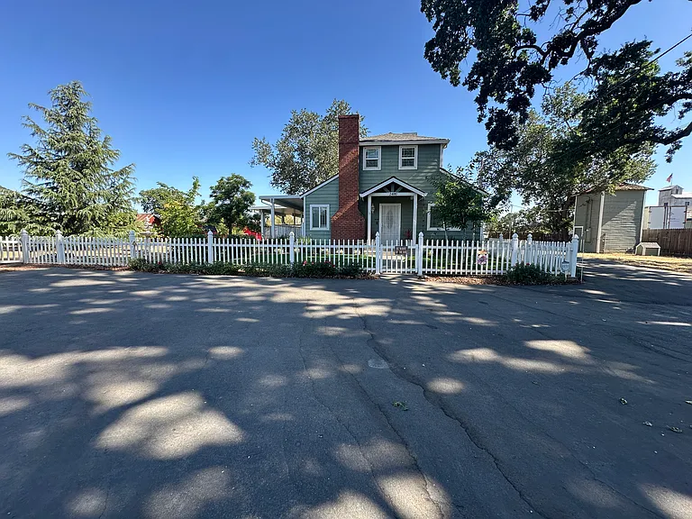 2400 Central Ave — Photo 4