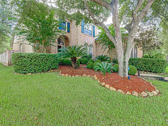 LUSH LANDSCAPING GREETS YOUR GUESTS.
